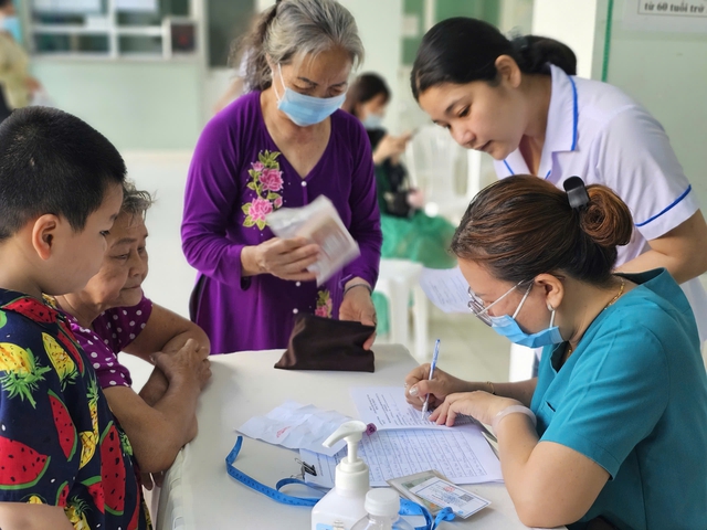 Decenas de miles de residentes de Ciudad Ho Chi Minh reciben chequeos médicos gratuitos